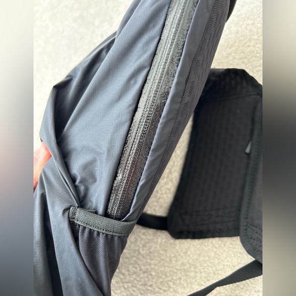 Lululemon Surge Run Backpack II *16L - Picture 9 of 14